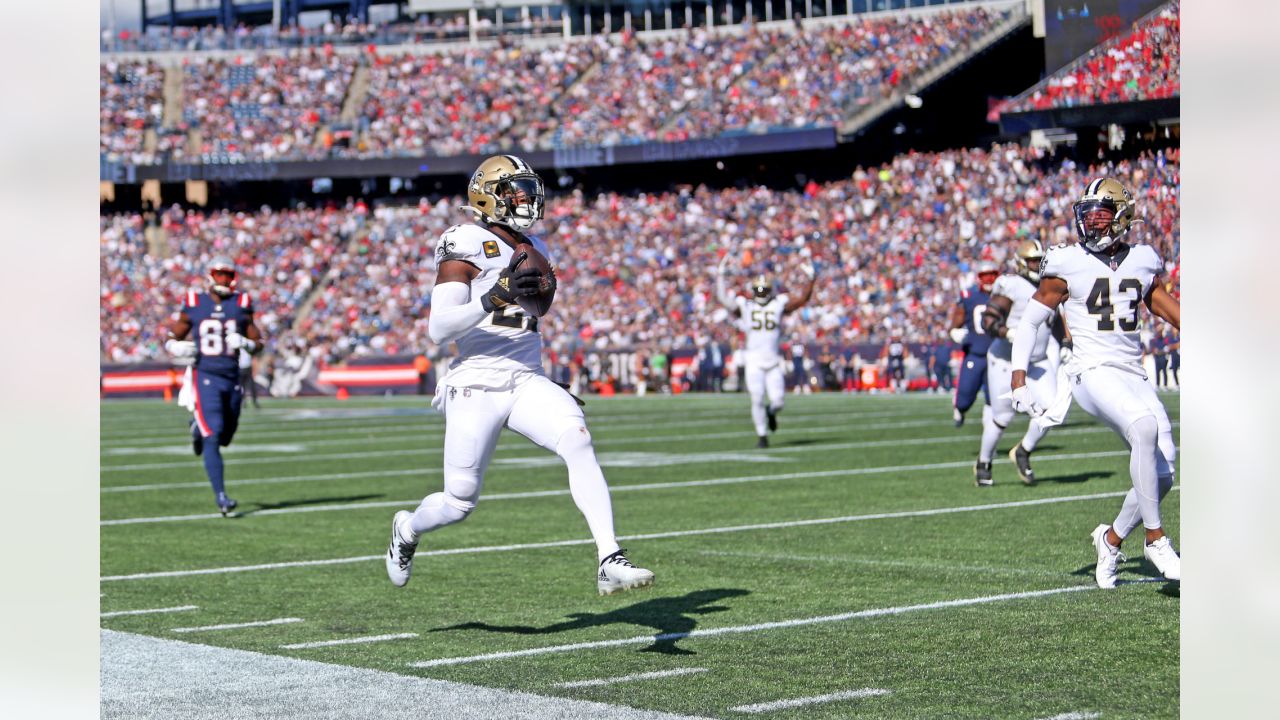 Sunday, September 26, 2021: New England Patriots quarterback Mac Jones (10)  warms up before the NFL football game between the New Orleans Saints and  the New England Patriots at Gillette Stadium, in