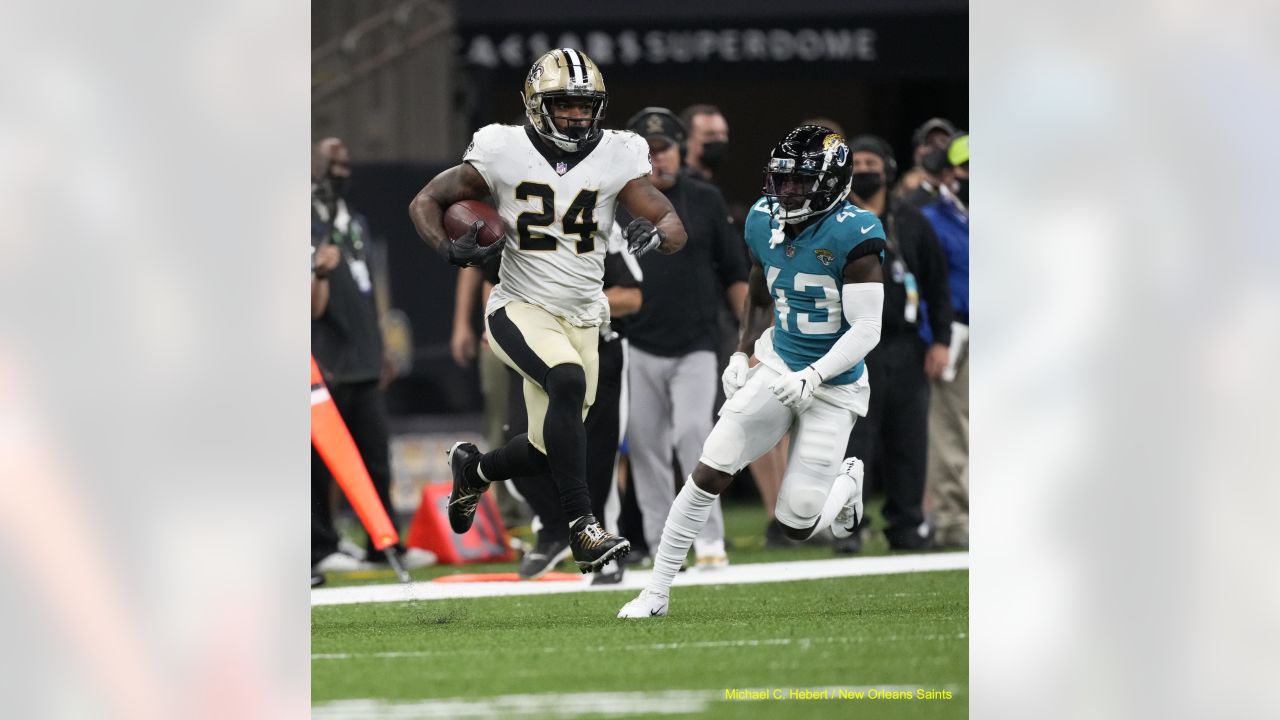 Jacksonville Jaguars kick returner and running back Maurice Jones-Drew (32)  returns a kick for 95 yards, setting up the Jaguars first touchdown against  the Pittsburgh Steelers in the first half of an