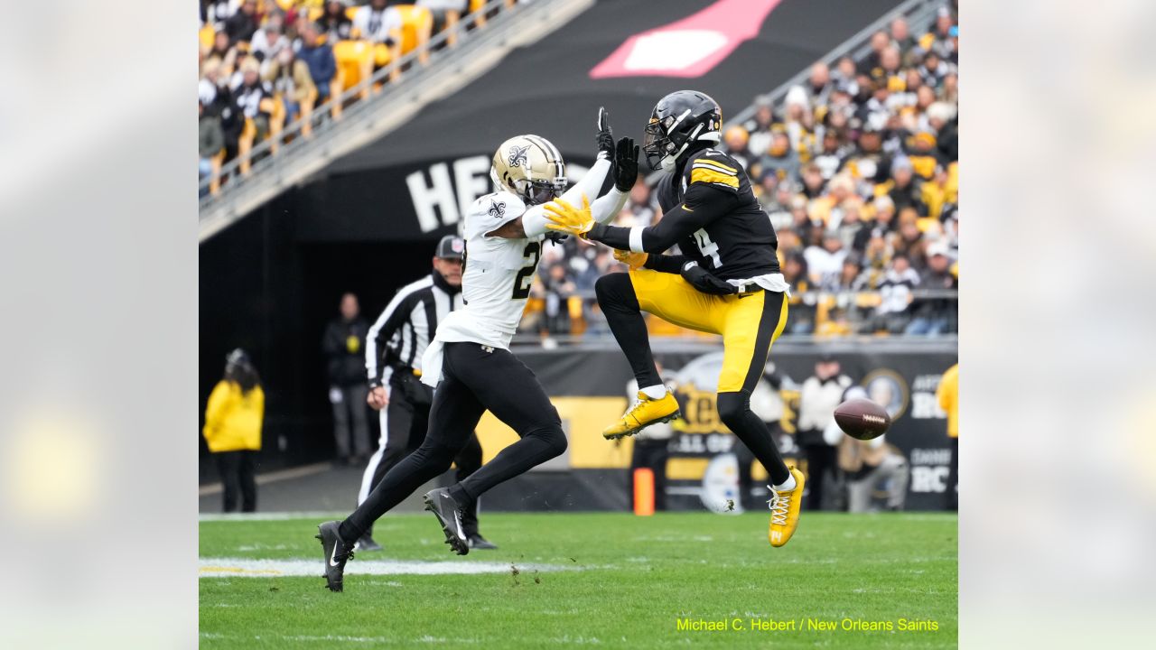 PITTSBURGH, PA - NOVEMBER 13: New Orleans Saints safety Tyrann Mathieu (32)  warms up before the national football league game between the New Orleans  Saints and the Pittsburgh Steelers on November 13