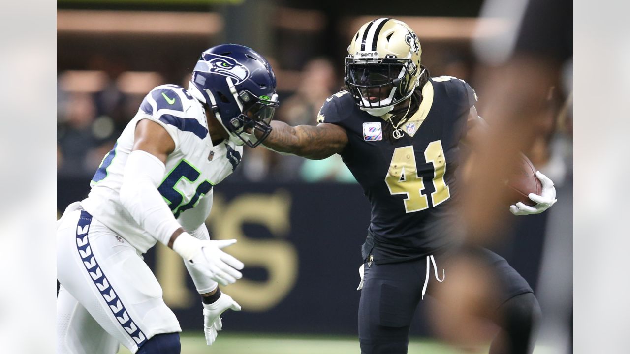 New Orleans, Louisiana, USA. 9th Oct, 2022. Seattle Seahawks quarterback  Geno Smith looks to pass against the New Orleans Saints in an NFL game in  New Orleans, Louisiana USA on October 9