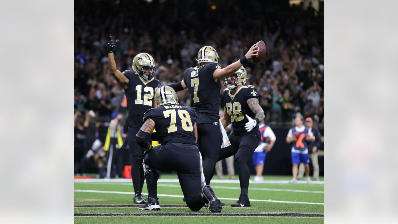 New Orleans Saints linebacker Demario Davis (56) in action during an NFL  football game against the Seattle Seahawks, Sunday, Oct. 9, 2022, in New  Orleans. (AP Photo/Tyler Kaufman Stock Photo - Alamy