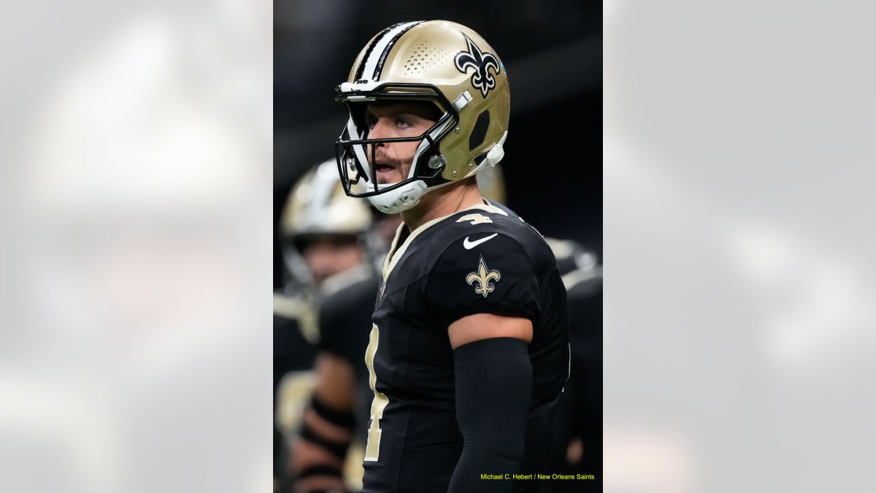 Saints edge Titans in Derek Carr's team debut