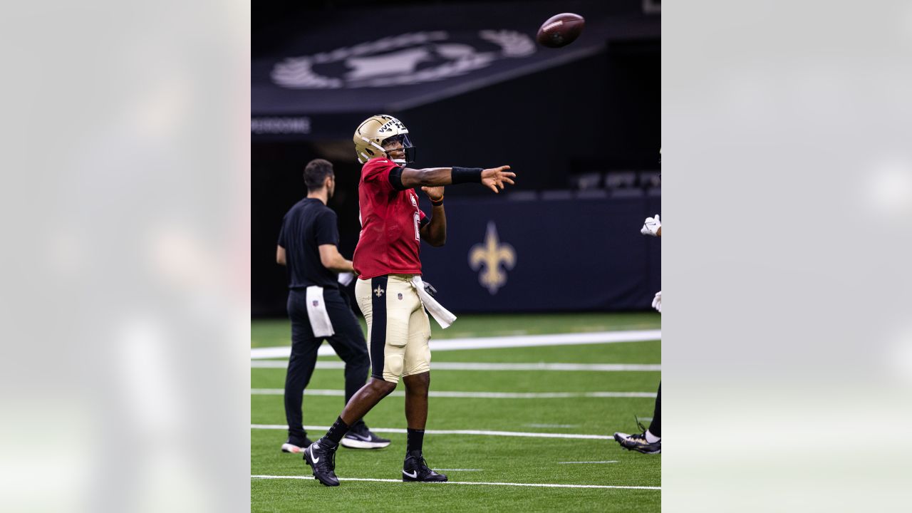 Quarterback Derek Carr feels at home in first snaps inside Caesars Superdome