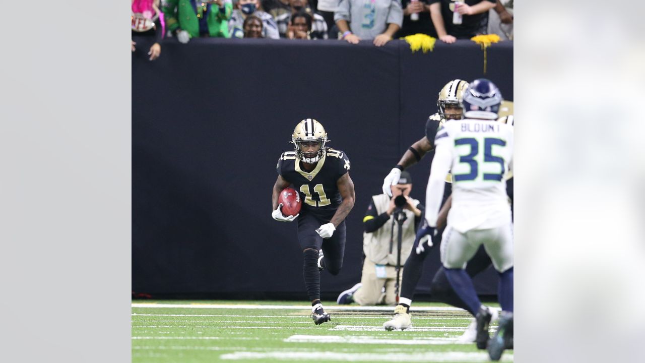 The Seattle Seahawks huddle during an NFL football game against the New  Orleans Saints in New Orleans, Sunday, Oct. 9, 2022. The Saints won 39-32.  (AP Photo/Gerald Herbert Stock Photo - Alamy