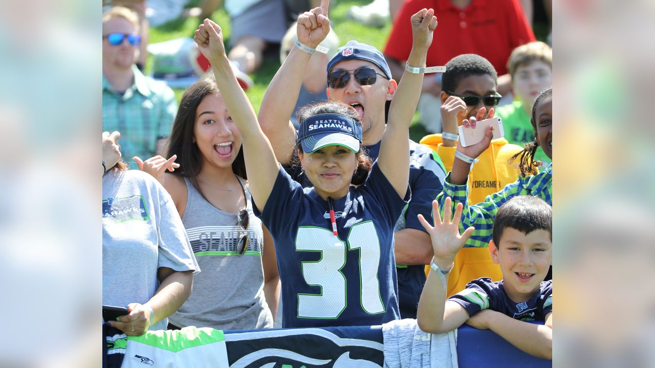 Seahawks' D.K. Metcalf surprises teachers with $200 gift cards