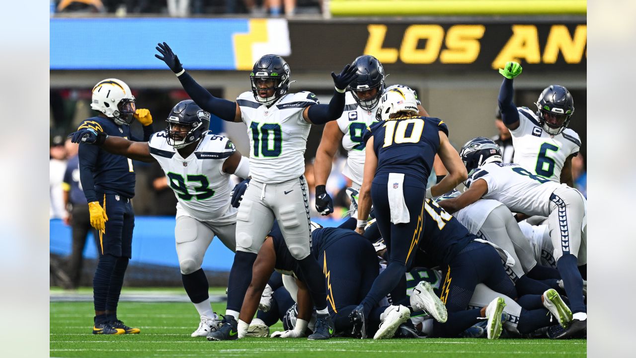 Seattle Seahawks linebacker Uchenna Nwosu (10) against the Los