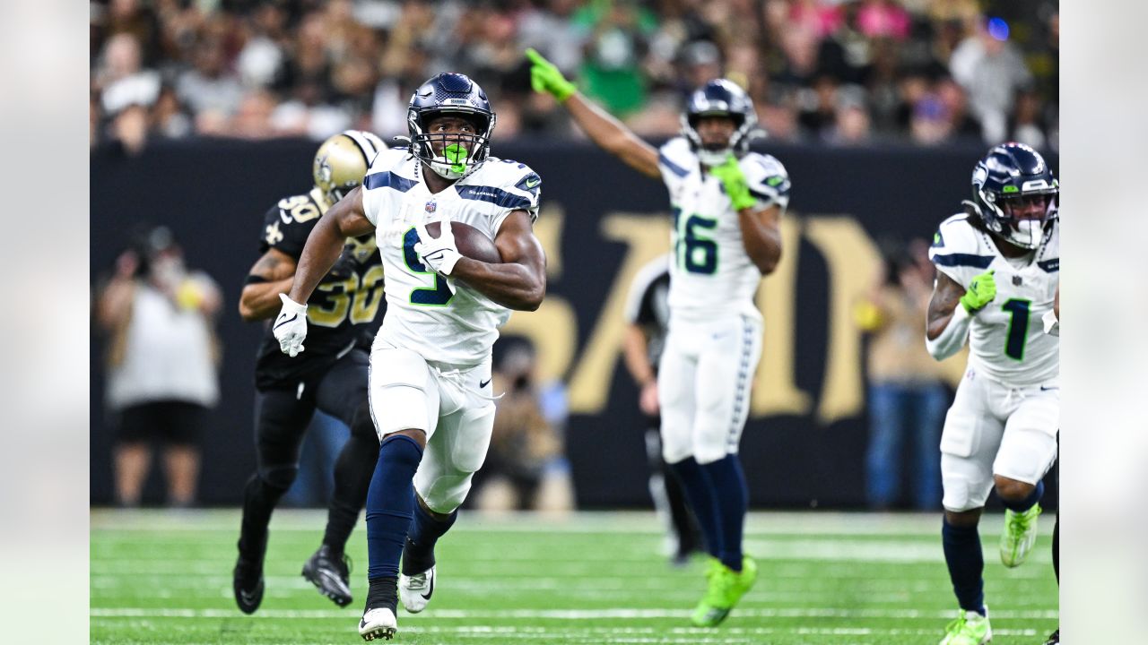 Seahawks RB Rashaad Penny broke his leg against Saints per a report - Field  Gulls