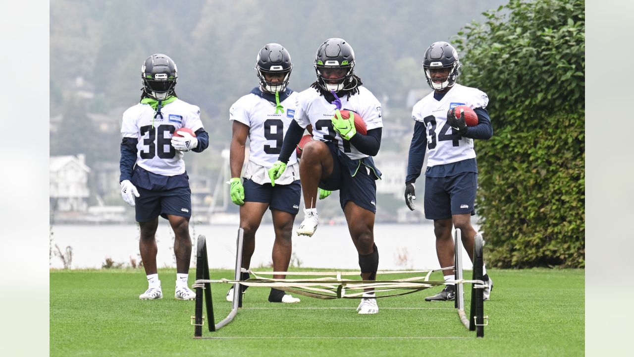 Seahawks throwback unis? Not in 2022 season, says Chuck Arnold - Field Gulls