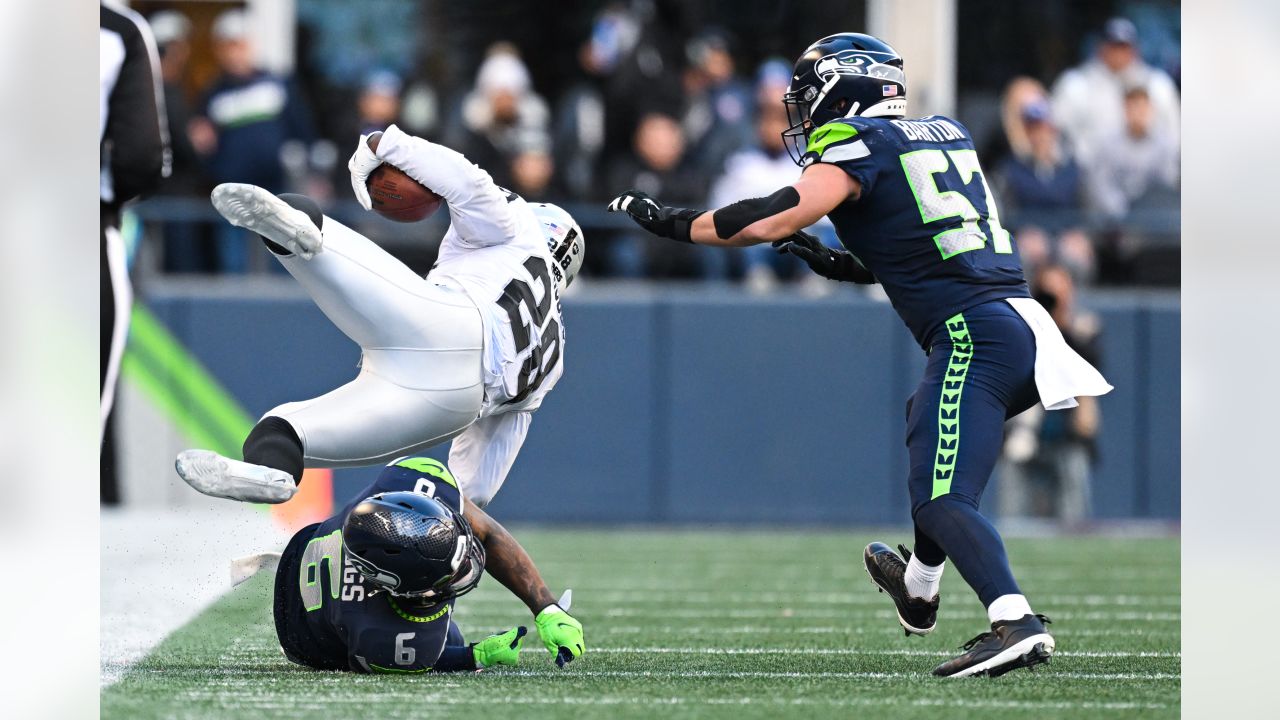 Seahawks vs. Raiders: Seattle falls out of playoff spot with 40-34 overtime  loss to Raiders - Field Gulls