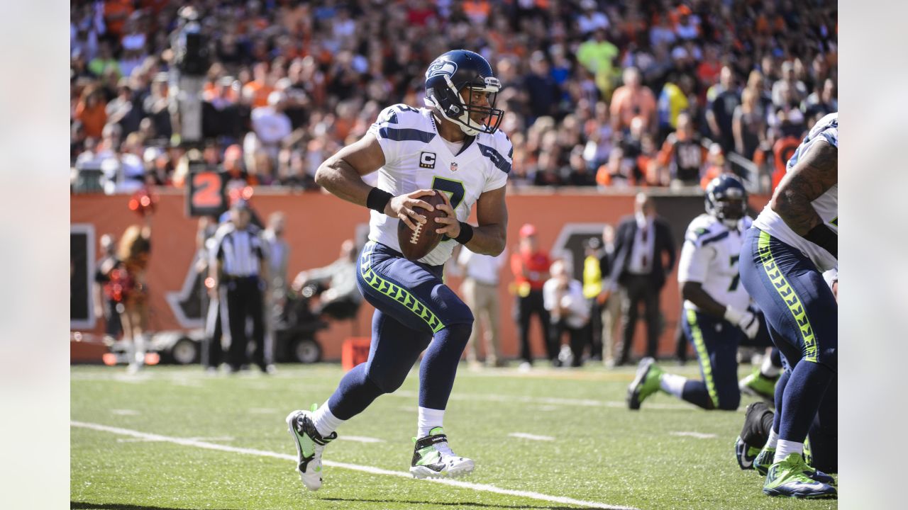 Seahawks RB Thomas Rawls Does His Best Beast Mode Imitation for