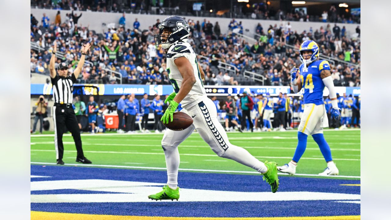 Seahawks vs. Rams: Geno Smith's late touchdown pass leads Seattle to huge  27-23 win - Field Gulls