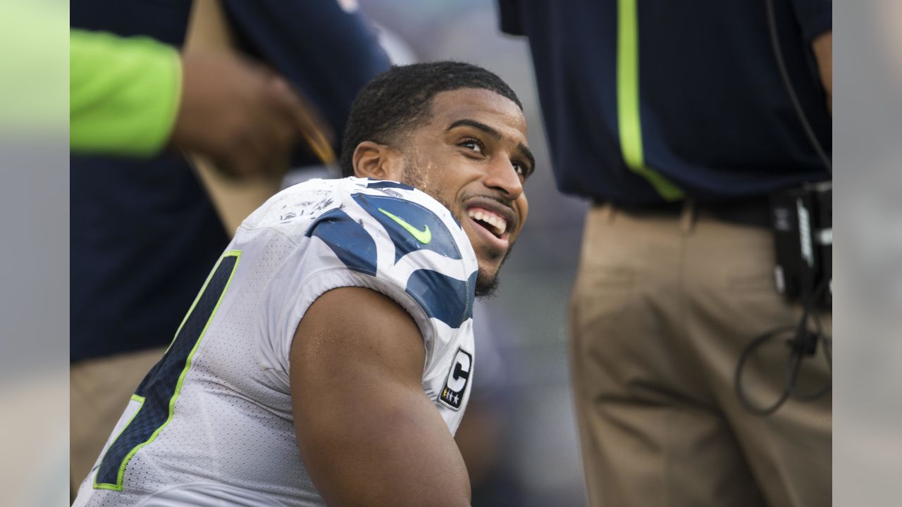 Seahawks place RB Rawls on IR, re-sign RB Brown 