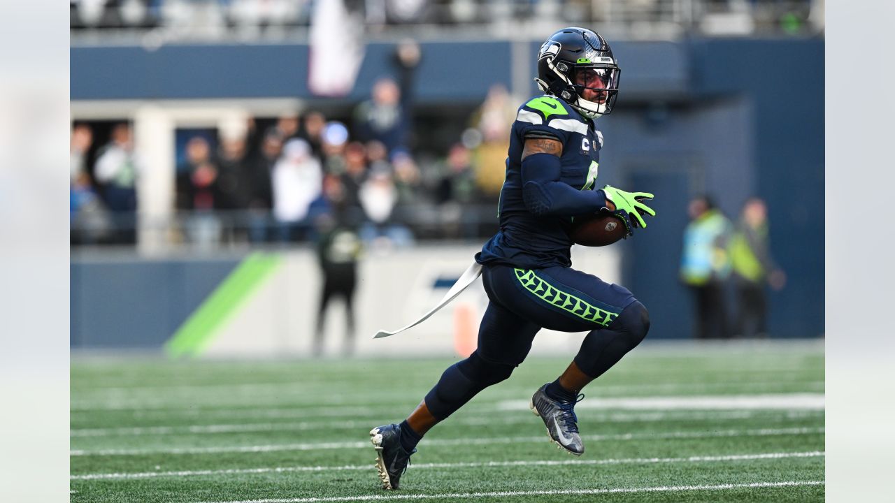 Raiders' Josh Jacobs exposes Seahawks' inability to stop the run