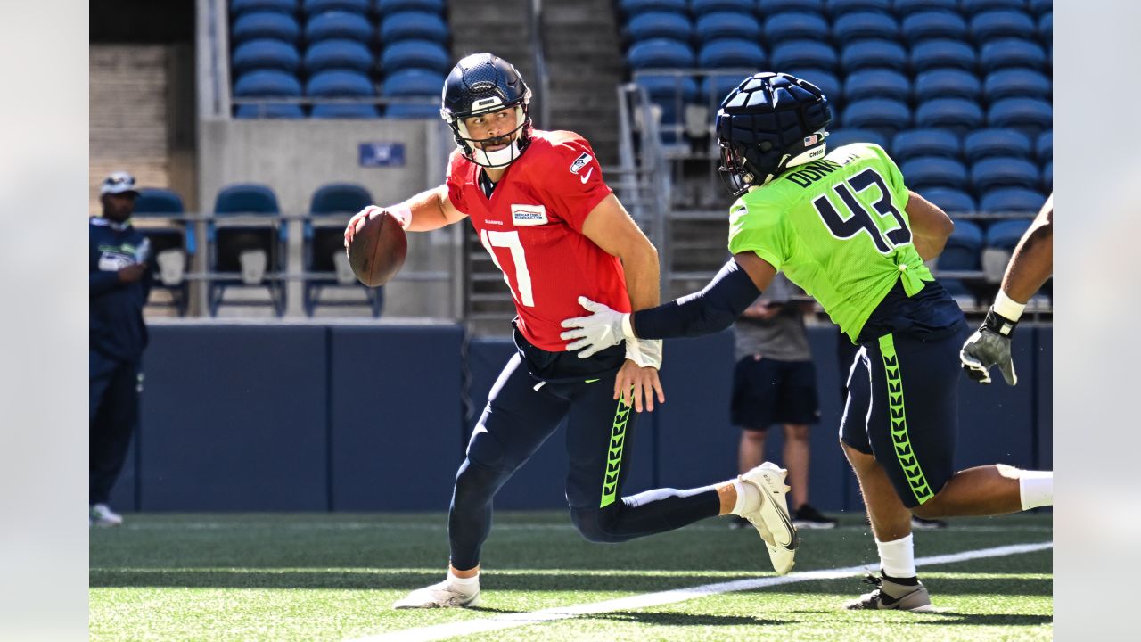 Michael Bennett Named 2022 Seahawks Legend Of The Year