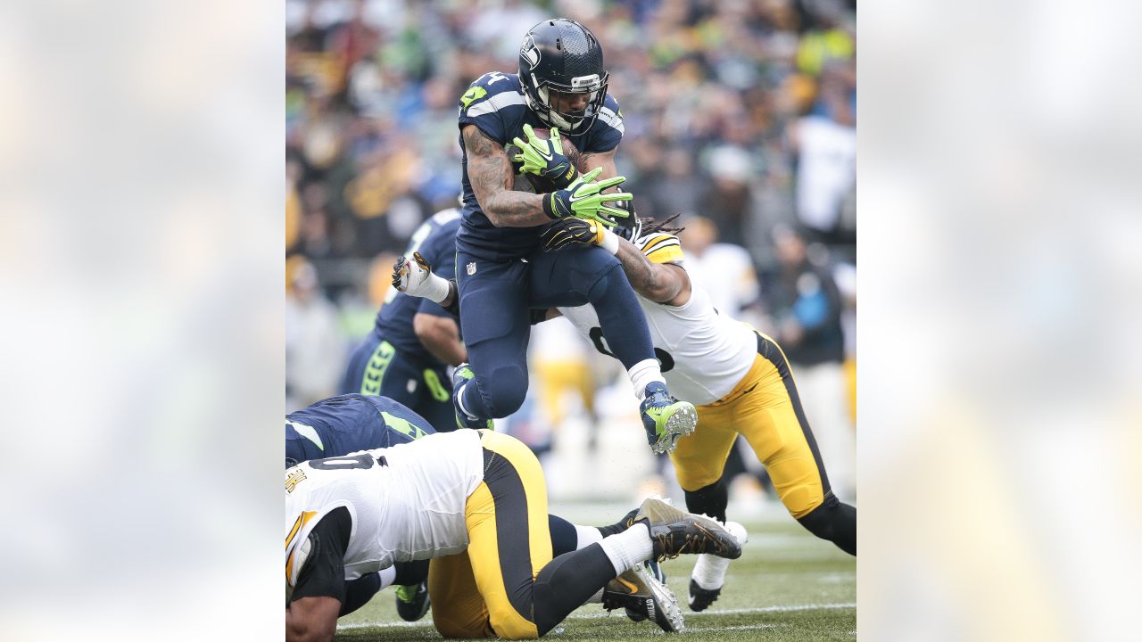 Seattle Seahawks tight end Jimmy Graham (88) brushes off a tackle