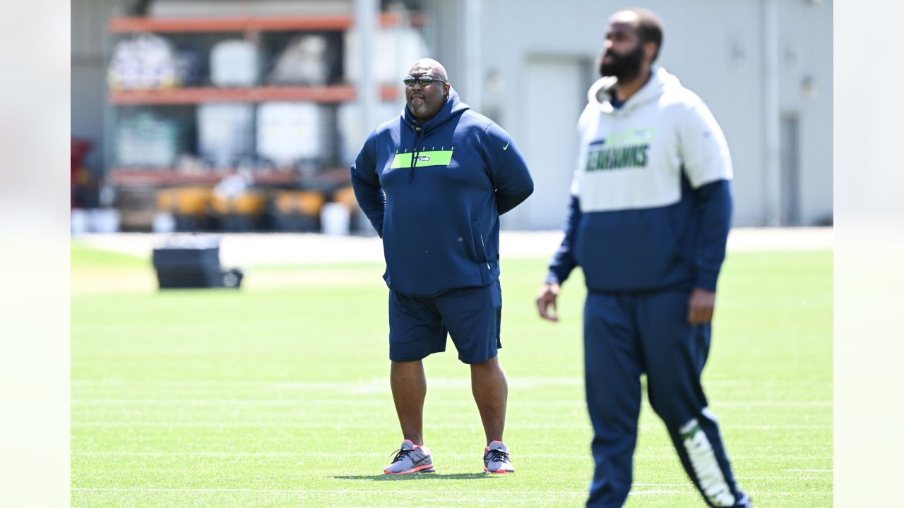 Fowler] Seahawks associate head coach Sean Desai has emerged as a strong  candidate for the Eagles DC job, with people with Seattle and other  candidates for the Philly job bracing for Desai