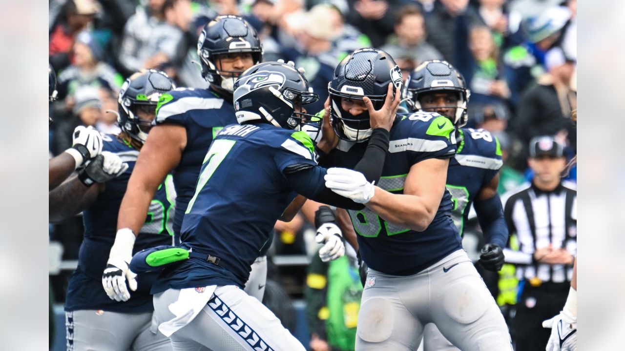 Seattle Seahawks OL Phil Haynes Injured vs. New York Giants: Tracker -  Sports Illustrated Seattle Seahawks News, Analysis and More