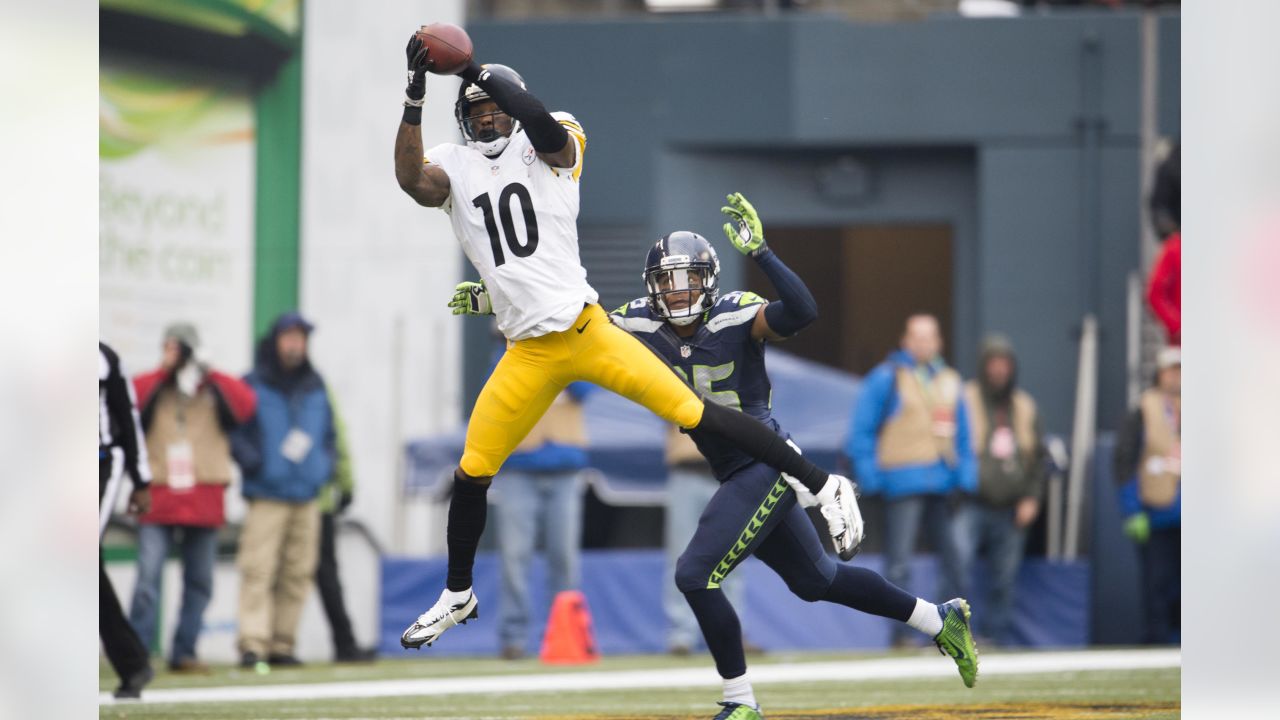 Seattle Seahawks tight end Jimmy Graham (88) brushes off a tackle