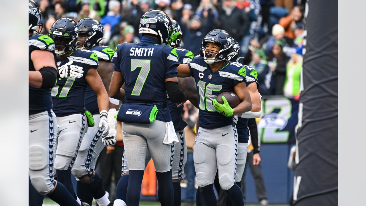 Tyler Lockett Hyping up Geno Smith at the Throwback Photo Shoot