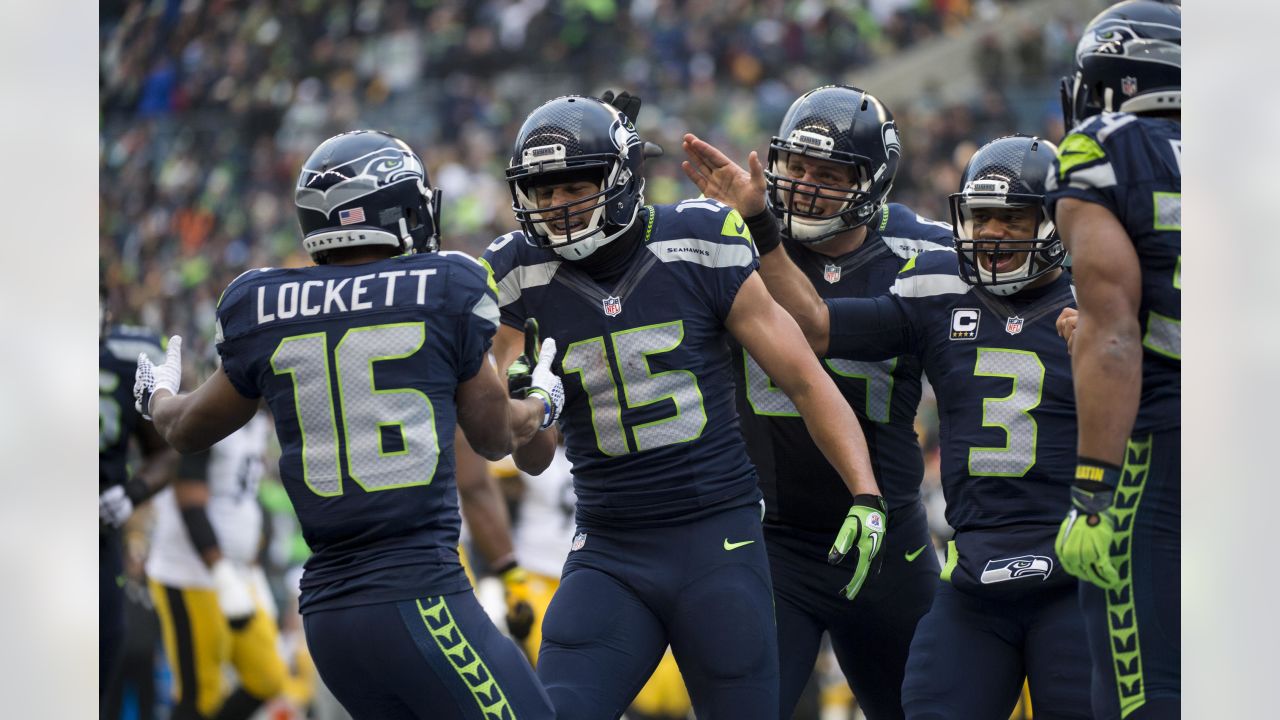 Seattle Seahawks tight end Jimmy Graham (88) brushes off a tackle