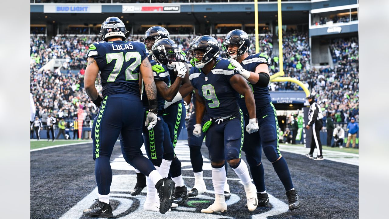 LOOK: Seahawks' Geno Smith, Kenneth Walker III point fingers at each other  in sideline spat vs. Rams 