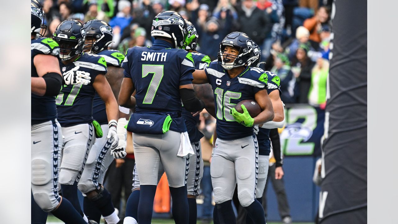 LOOK: Seahawks' Geno Smith, Kenneth Walker III point fingers at