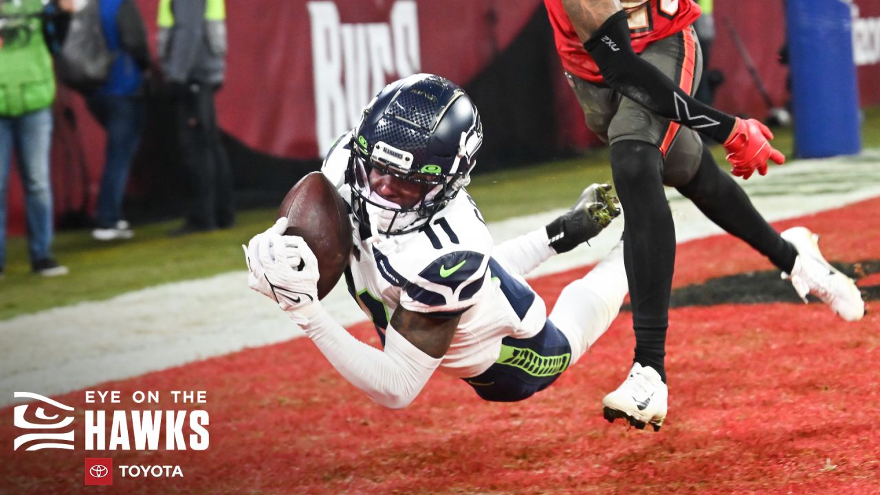 Seattle Seahawks guard Damien Lewis warms up before an NFL football game  against the Tampa Bay Buccaneers, Sunday, Nov. 13, 2022, in Munich,  Germany. (AP Photo/Gary McCullough Stock Photo - Alamy