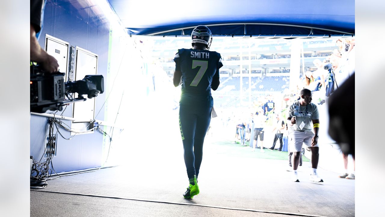 Seahawks QB Geno Smith was named the 2022 NFL Comeback Player of the Year.  Smith wore a Riddell SpeedFlex Precision Diamond with a…