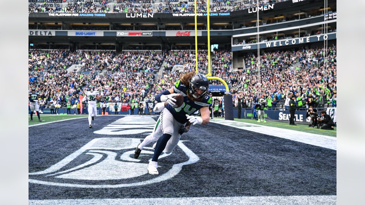 12s celebrate playoff-bound Seahawks after winning at Lumen Field Sunday