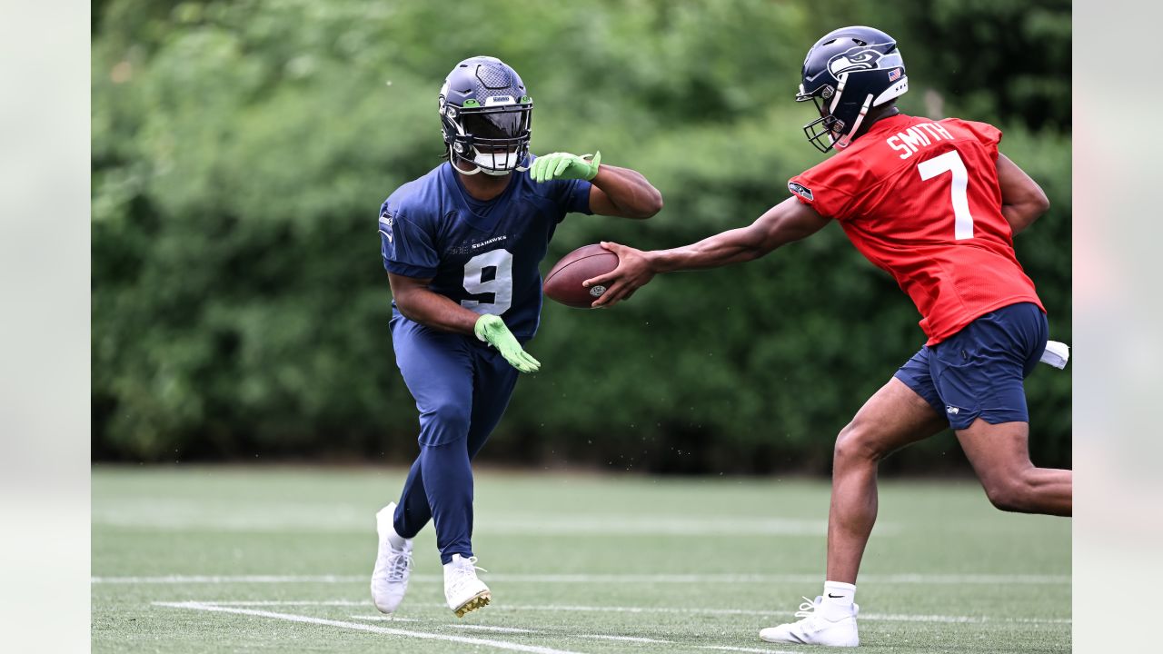 Geno Smith leads first-team offense during first day of Seahawks' OTAs