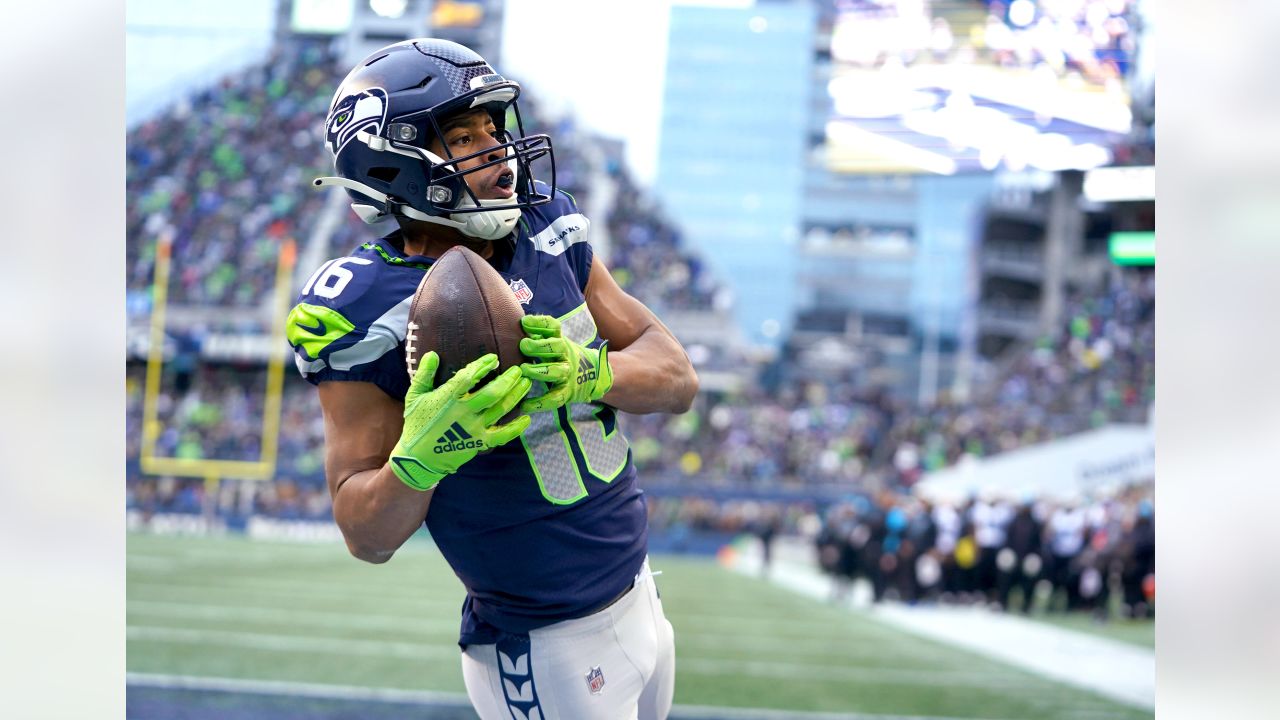 Can't-Miss Play: Seattle Seahawks quarterback Geno Smith dissects THREE New  Orleans Saints on 40-yard TD to wide receiver Tyler Lockett