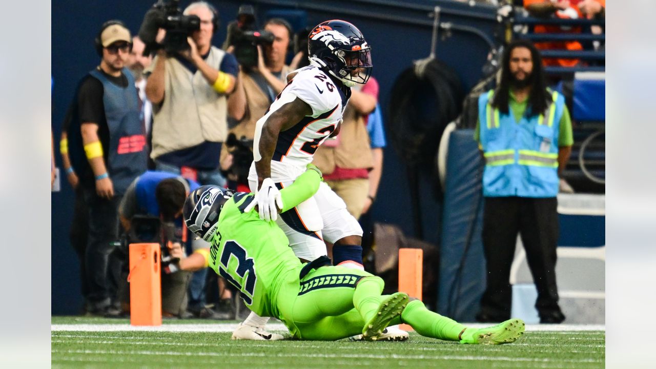 Seahawks' Jamal Adams leaves vs Broncos with knee injury