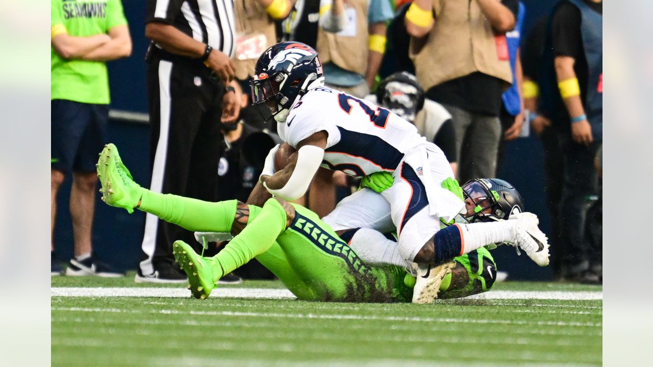 How the Seahawks beat the Broncos in Week 1 thanks to crowd noise - Field  Gulls