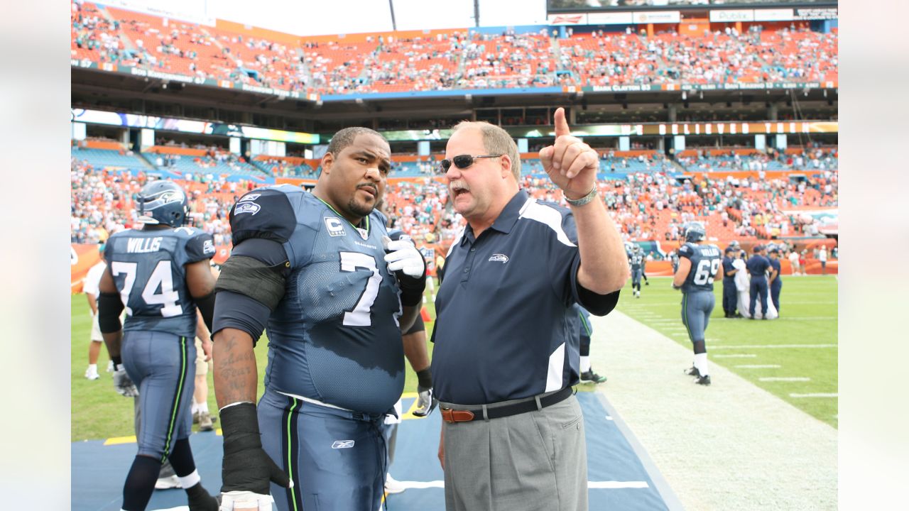 Former coach Mike Holmgren and quarterback Matt Hasselbeck will join  Seahawks' Ring of Honor this season