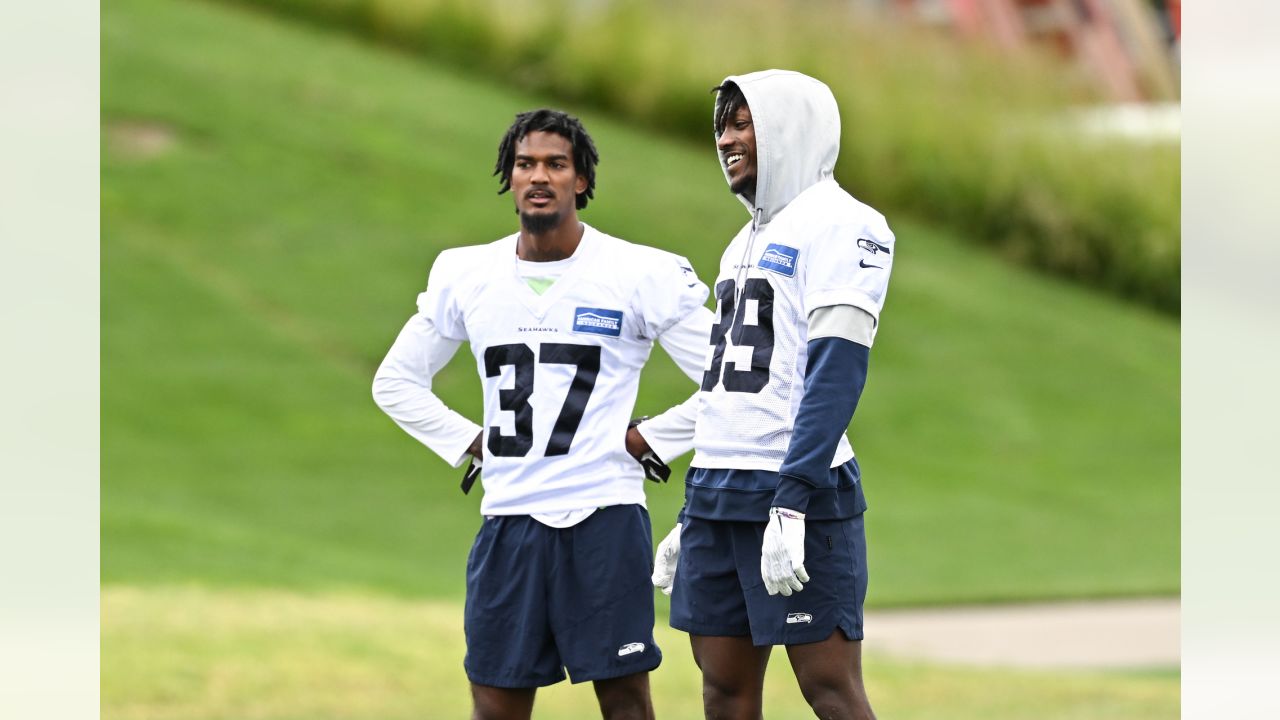 Seahawks Mailbag: Best Defensive Formations, Fastest Seahawk, Chuck Knox's  Throwback Hat & More