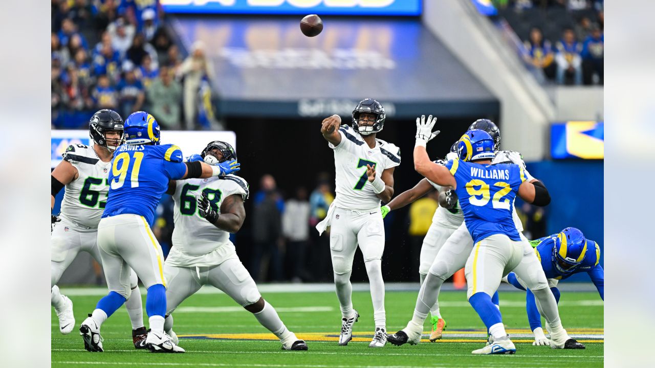 Geno Smith hits Metcalf for late TD, Seahawks top Rams 27-23