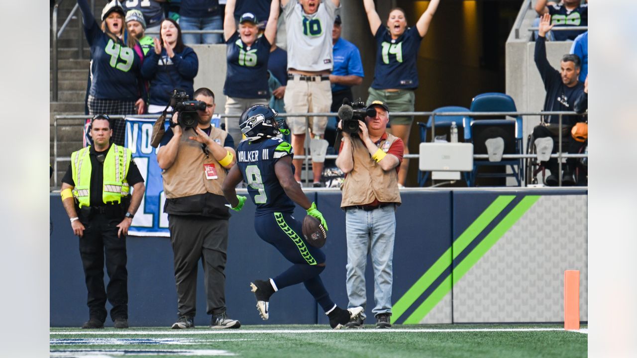 Notes from the Enemy: Rashaad Penny taking over, Seattle Seahawks facing  potential big offseason changes and more - Revenge of the Birds