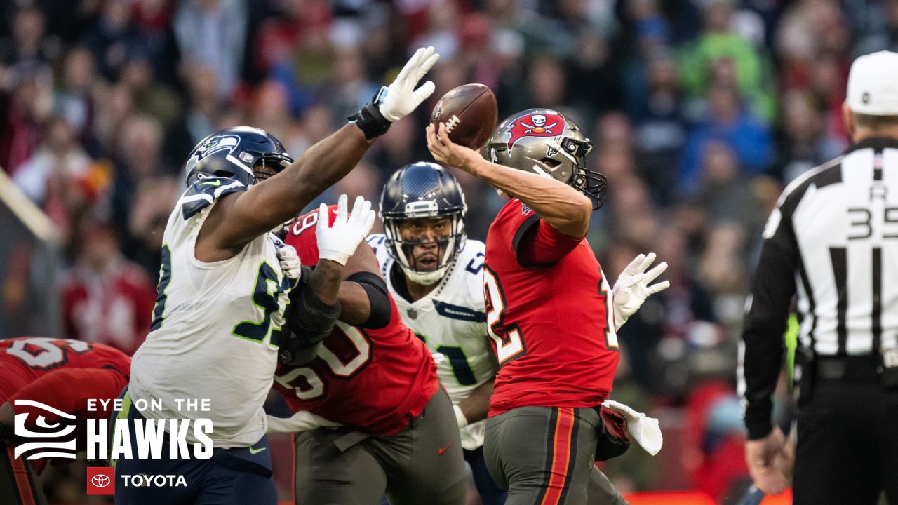 Seattle Seahawks guard Damien Lewis warms up before an NFL football game  against the Tampa Bay Buccaneers, Sunday, Nov. 13, 2022, in Munich,  Germany. (AP Photo/Gary McCullough Stock Photo - Alamy