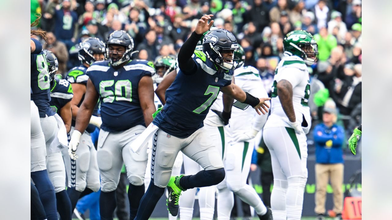 Seattle Seahawks OL Phil Haynes Injured vs. New York Giants: Tracker -  Sports Illustrated Seattle Seahawks News, Analysis and More