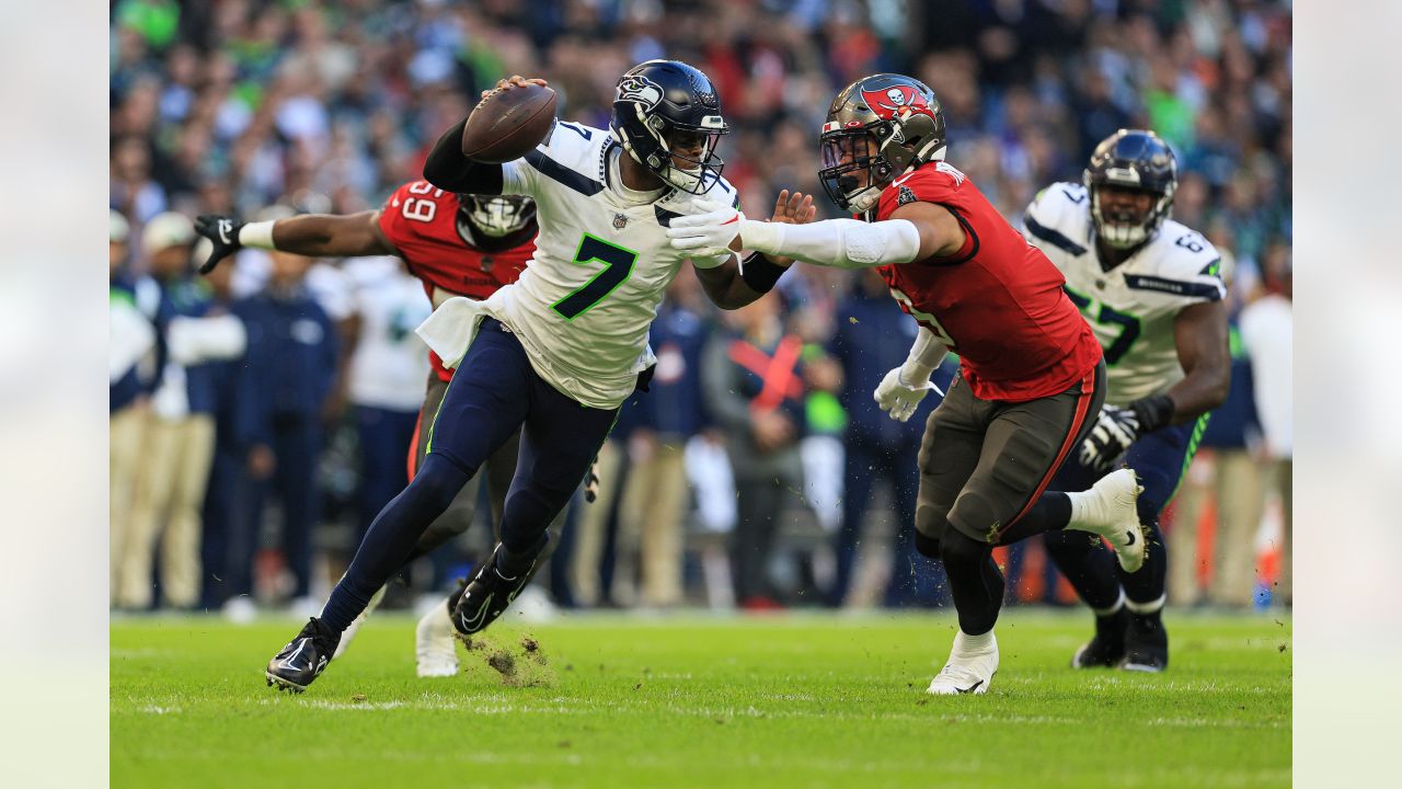 Seahawks' Geno Smith wins PFWA's Comeback Player of the Year, Most Improved  Player awards - Field Gulls