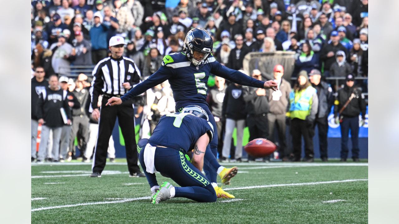 Seahawks vs. Raiders: Seattle falls out of playoff spot with 40-34 overtime  loss to Raiders - Field Gulls