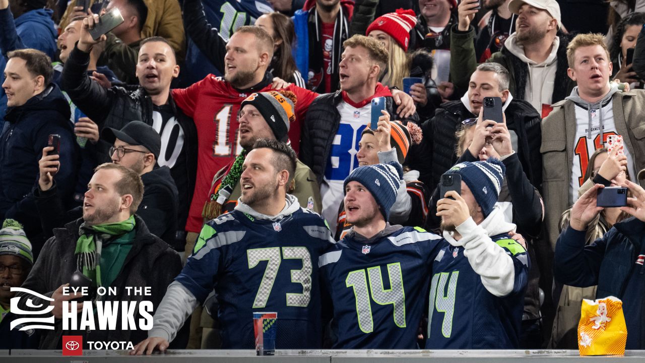 Seattle Seahawks guard Damien Lewis warms up before an NFL football game  against the Tampa Bay Buccaneers, Sunday, Nov. 13, 2022, in Munich,  Germany. (AP Photo/Gary McCullough Stock Photo - Alamy