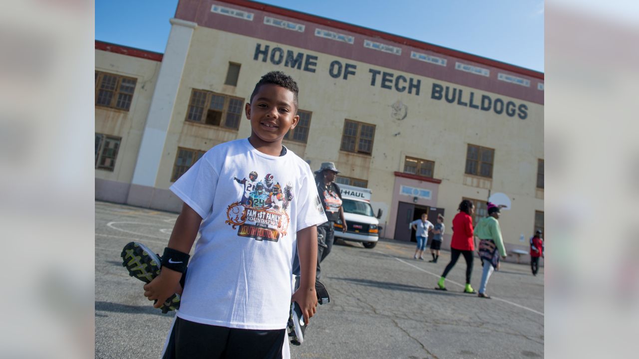 Marshawn Lynch helping female tackle football camp in Finland – East Bay  Times