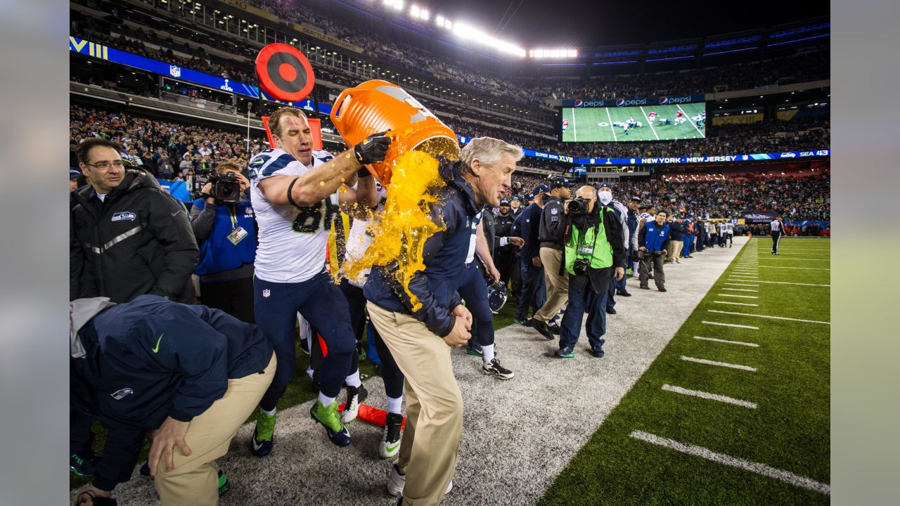 Seahawks] Breaking tradition with uni's. Wearing white jersey / navy pants  at home to honor SB 48 championship. : r/Seahawks