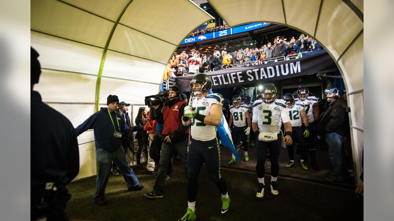 Seahawks] Breaking tradition with uni's. Wearing white jersey / navy pants  at home to honor SB 48 championship. : r/Seahawks