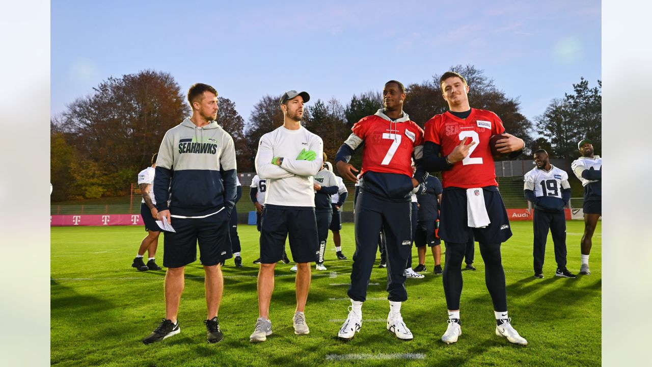 Seahawks' Geno Smith wins PFWA's Comeback Player of the Year, Most Improved  Player awards - Field Gulls