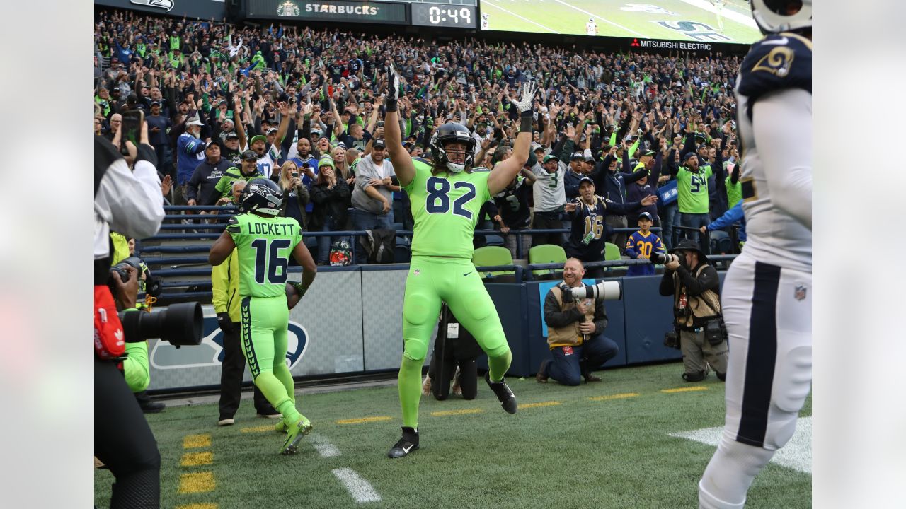 The Internet Destroyed The Seahawks 'Color Rush' Uniforms Last Night -  Daily Snark