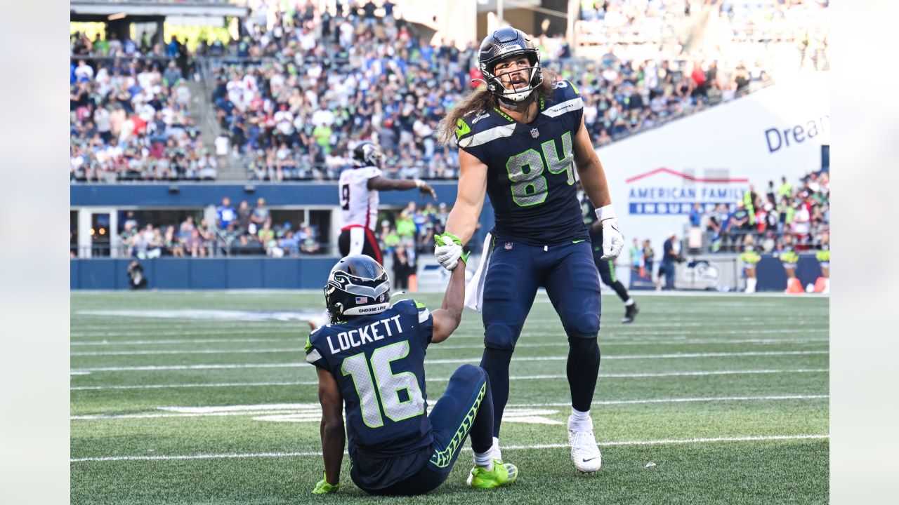 Travis Homer looking like a linebacker these days. Blitzers be warned on  third downs. : r/Seahawks