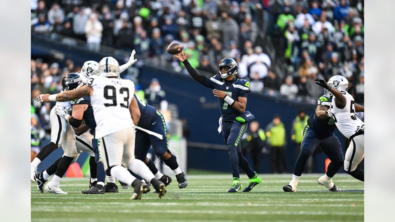 LOOK: Seahawks' Geno Smith, Kenneth Walker III point fingers at