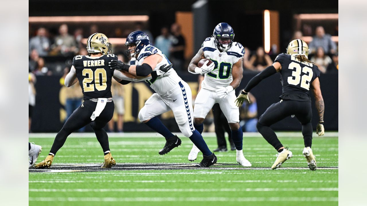 Bell] Why Seahawks love Al Woods: Other day the DT ran 35yds to stay with  Rashaad Penny at end of a run play. Minutes later Woods was the only  defender running 55yds